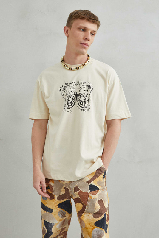 Camiseta oversize unisex beige con diseño de mariposa en el pecho