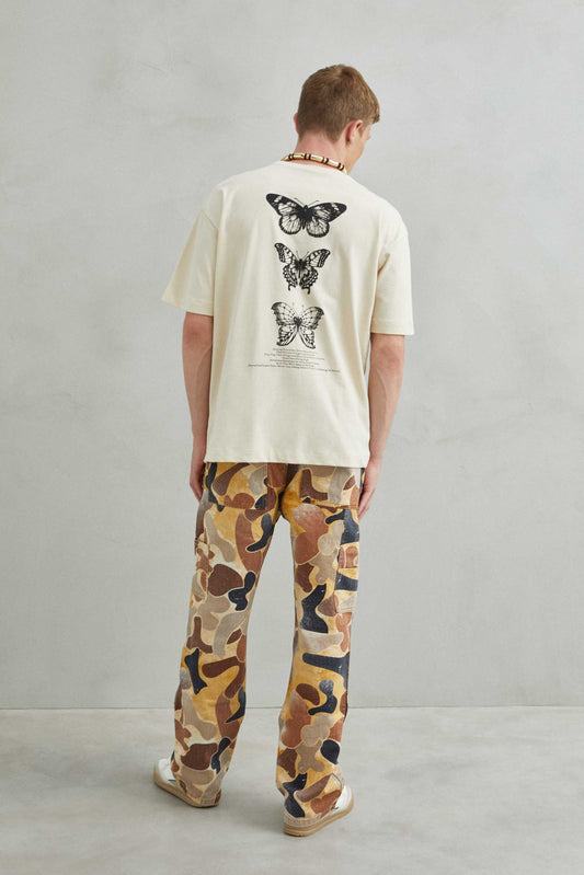 Parte trasera de camiseta oversize beige sin estampado