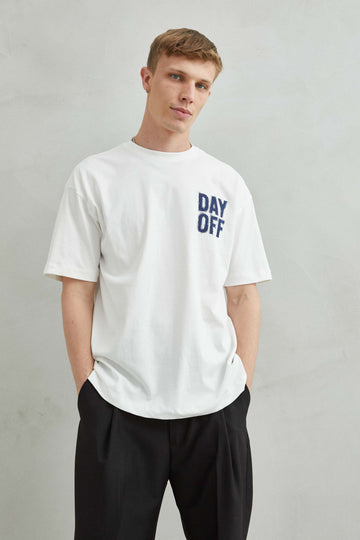 Camiseta oversize unisex blanca con texto “Day Off” estampado en el pecho