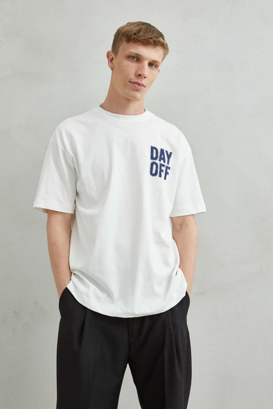 Camiseta oversize unisex blanca con texto “Day Off” estampado en el pecho