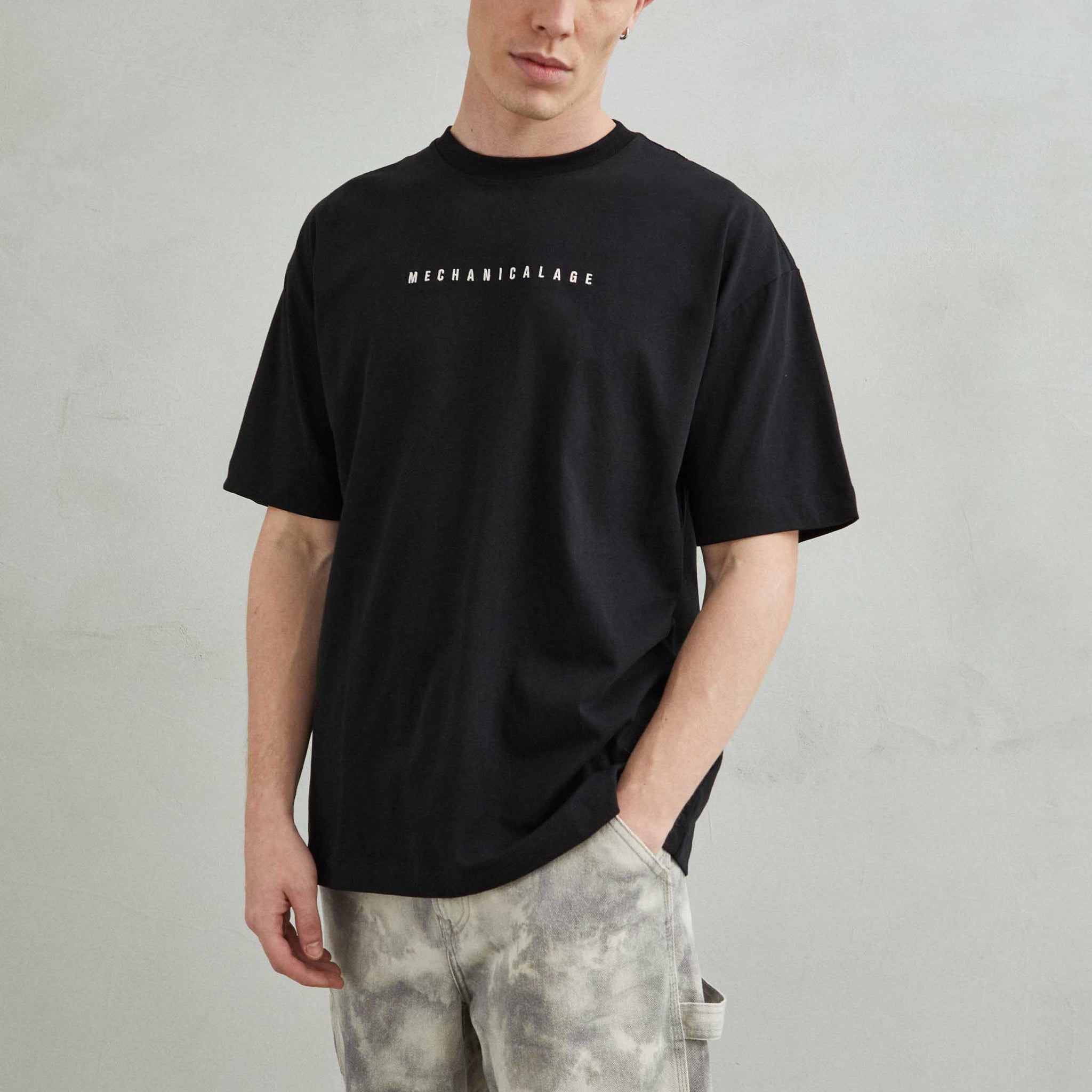 Camiseta oversize unisex negra con diseño minimalista "Futurism" en el pecho.