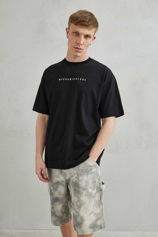 Camiseta oversize unisex negra con diseño minimalista "Futurism" en el pecho.