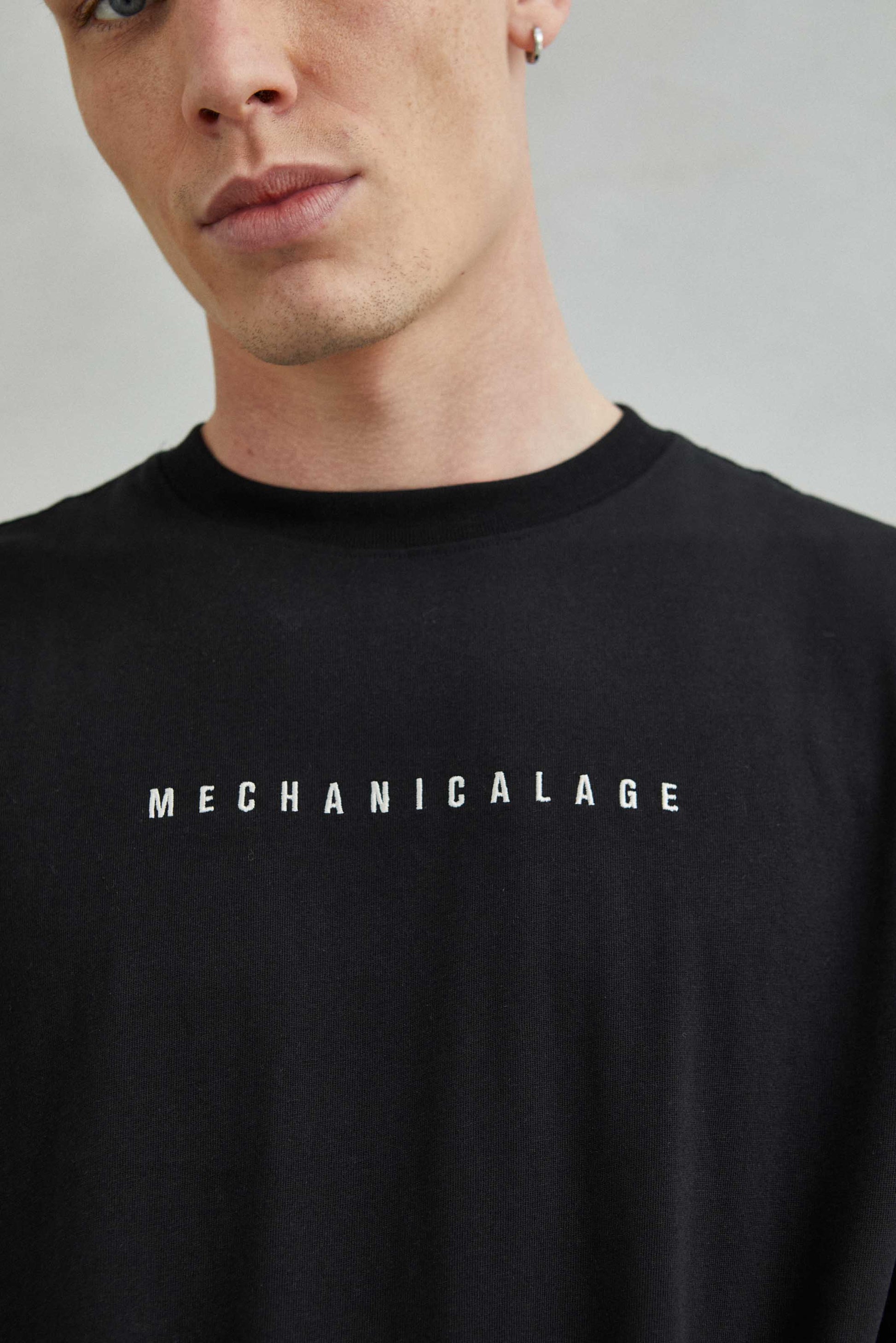 Primer plano del diseño "Futurism" en la camiseta oversize negra.