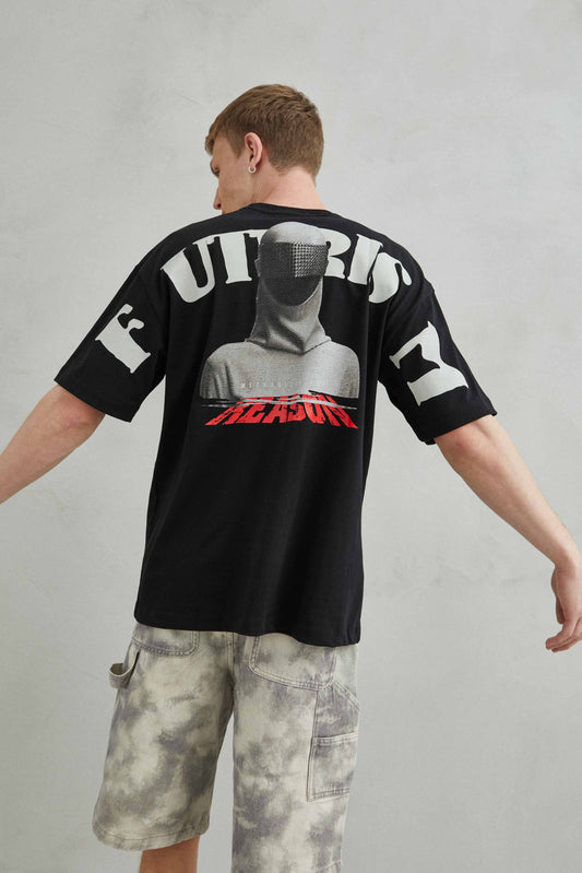 Parte trasera lisa de camiseta oversize negra, sin estampado.