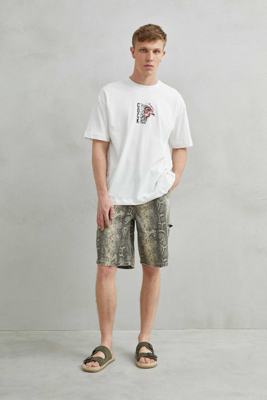 camiseta unisex blanca de algodón con diseño provocador de gallo, modelo de pie