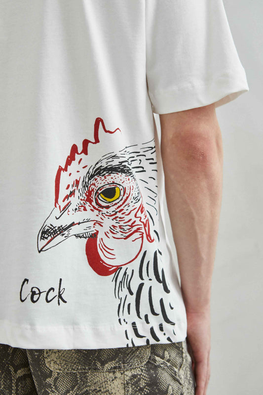 detalle del estampado COCK en camiseta blanca oversize, primer plano del pecho