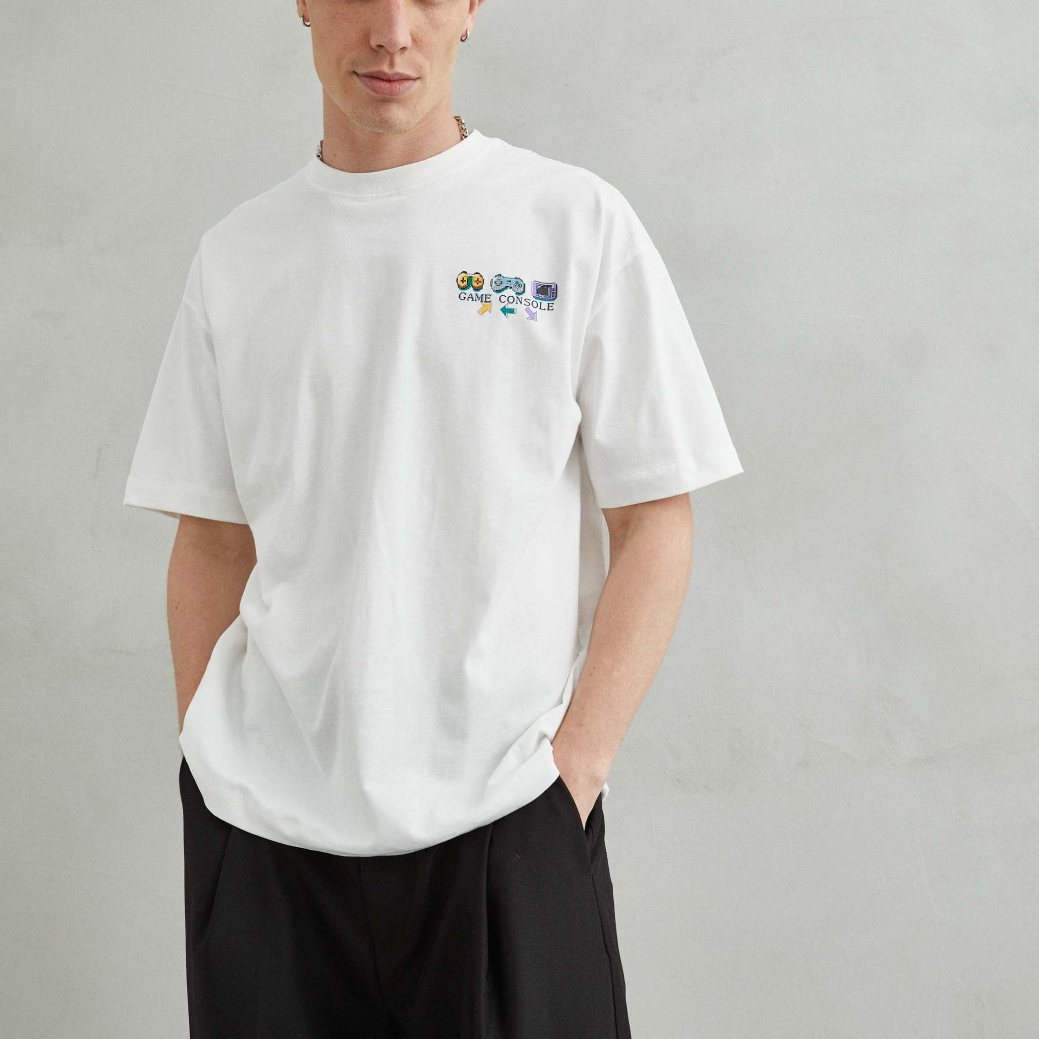 camiseta oversize blanca unisex con estampado de mandos de consola en colores vivos
