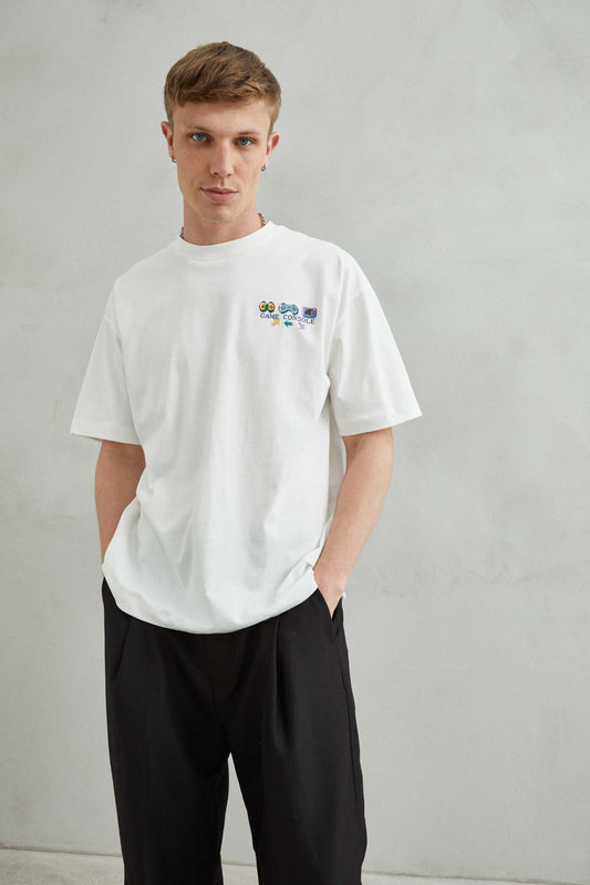 camiseta oversize blanca unisex con estampado de mandos de consola en colores vivos