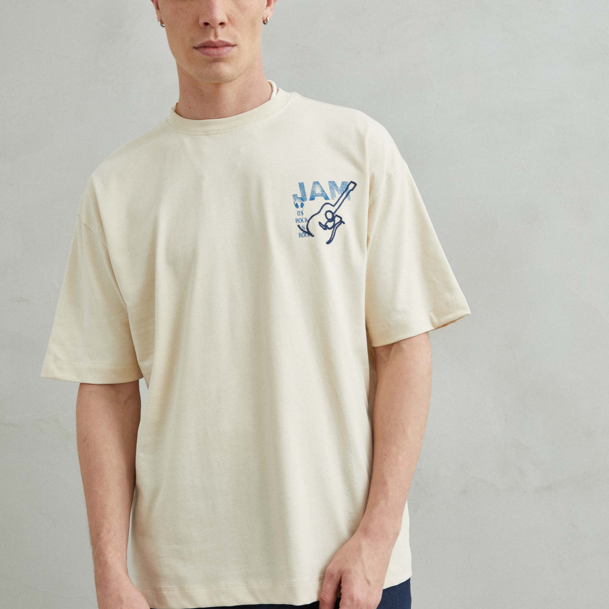 Camiseta beis oversize unisex con estampado de guitarras en algodón 100%