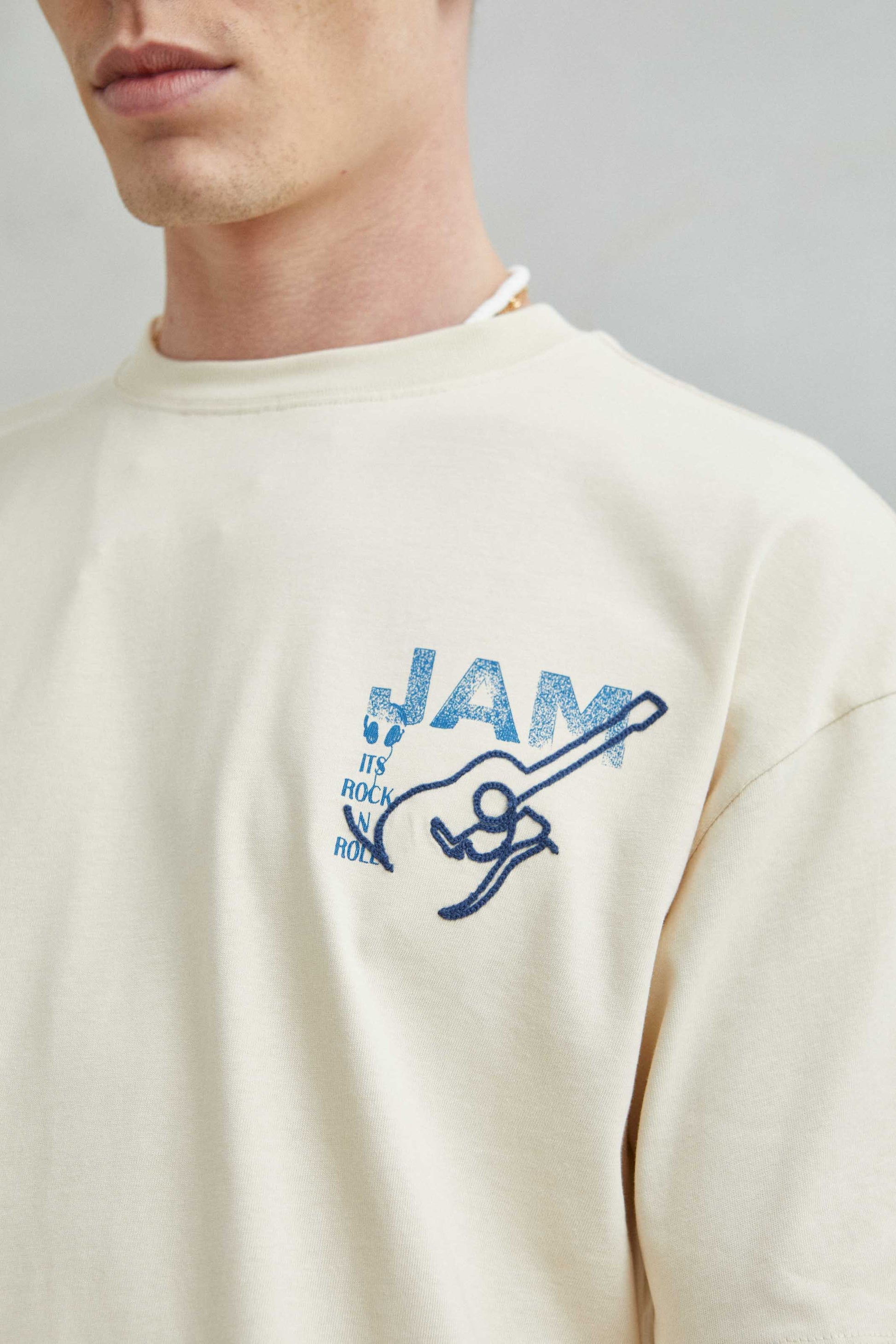 Vista cercana de la camiseta oversize unisex estilo urbano con guitarra
