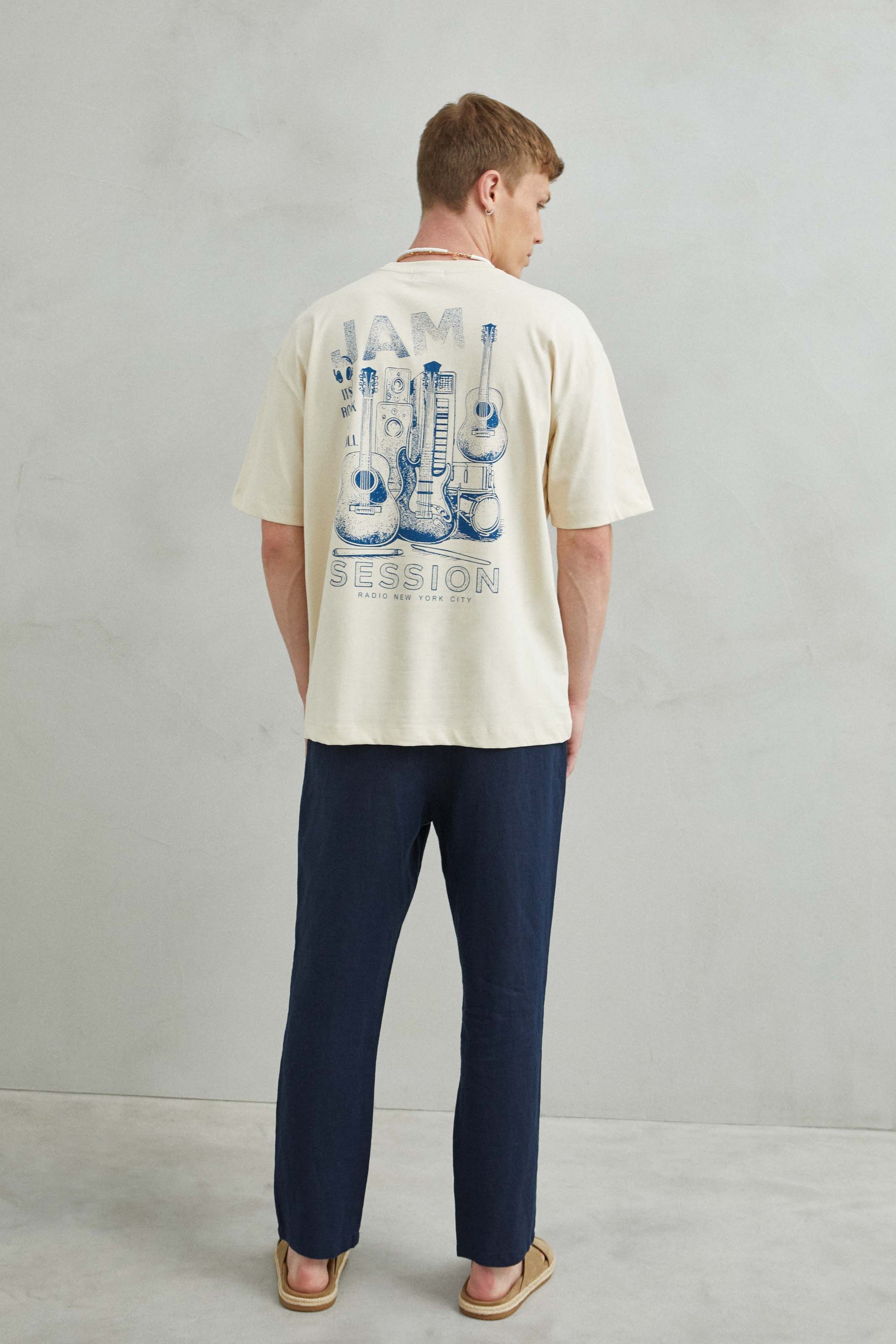 Camiseta beis oversize unisex con estampado de guitarras en algodón 100%