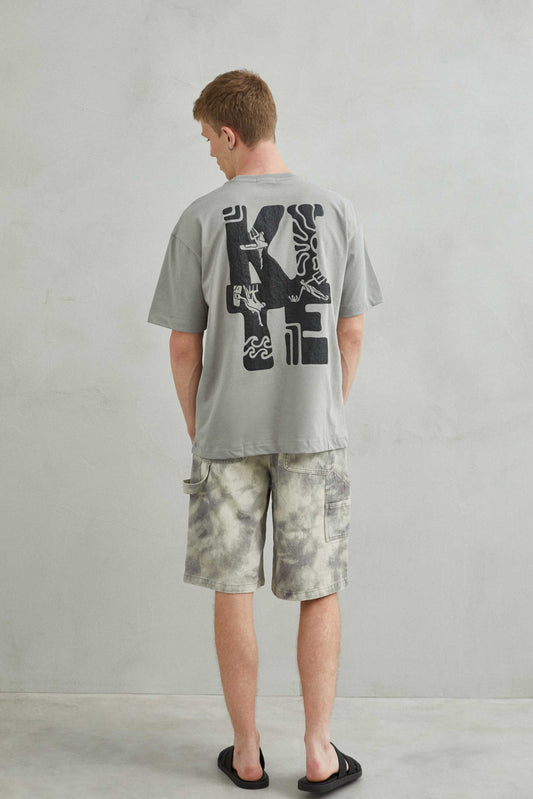 Camiseta gris oversize unisex con diseño kite y patinete estilo skate trasera