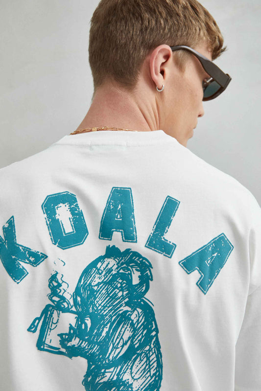 Camiseta blanca oversize unisex con diseño koala estilo australiano