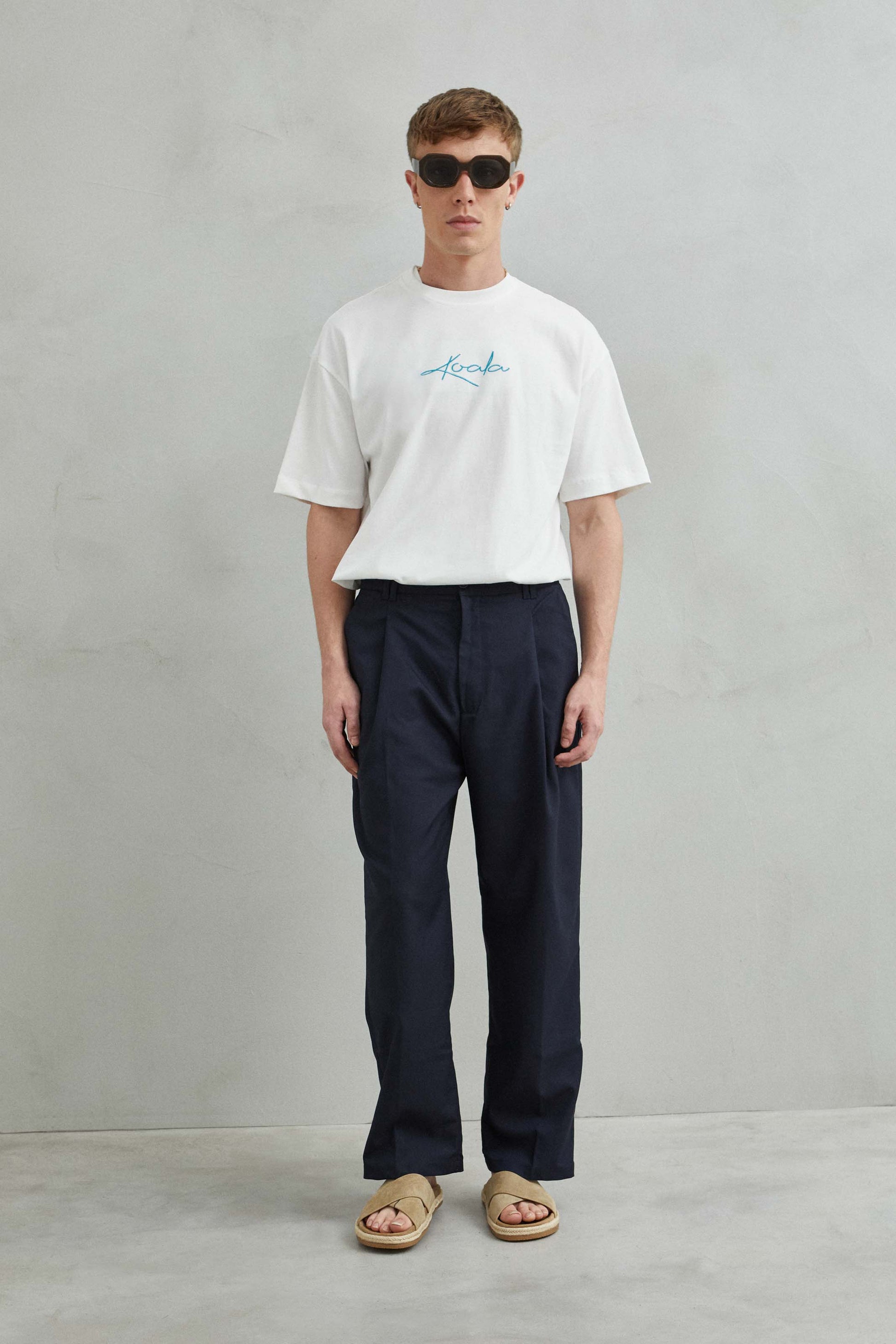 Modelo con camiseta blanca oversize unisex, estilo casual australiano