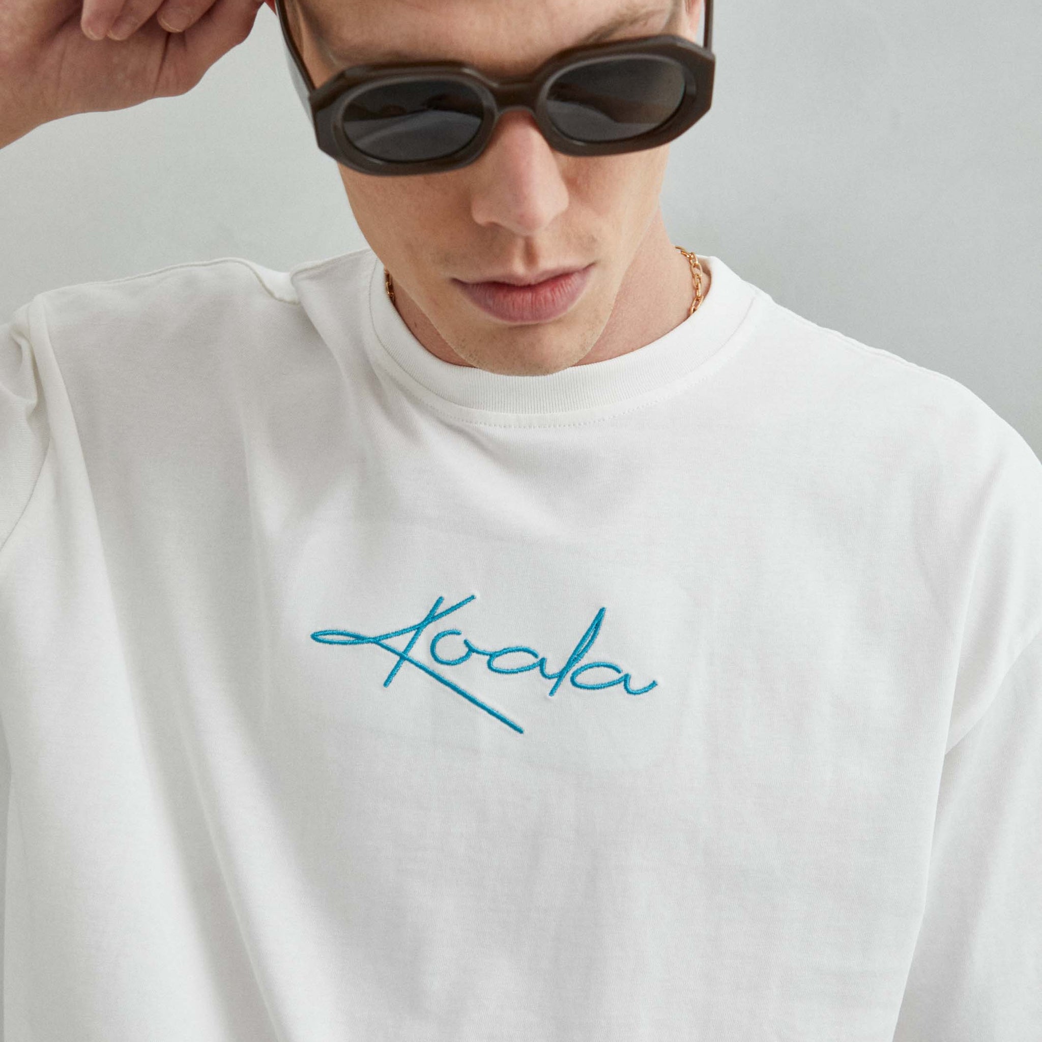 Detalle del diseño koala en camiseta blanca oversize unisex