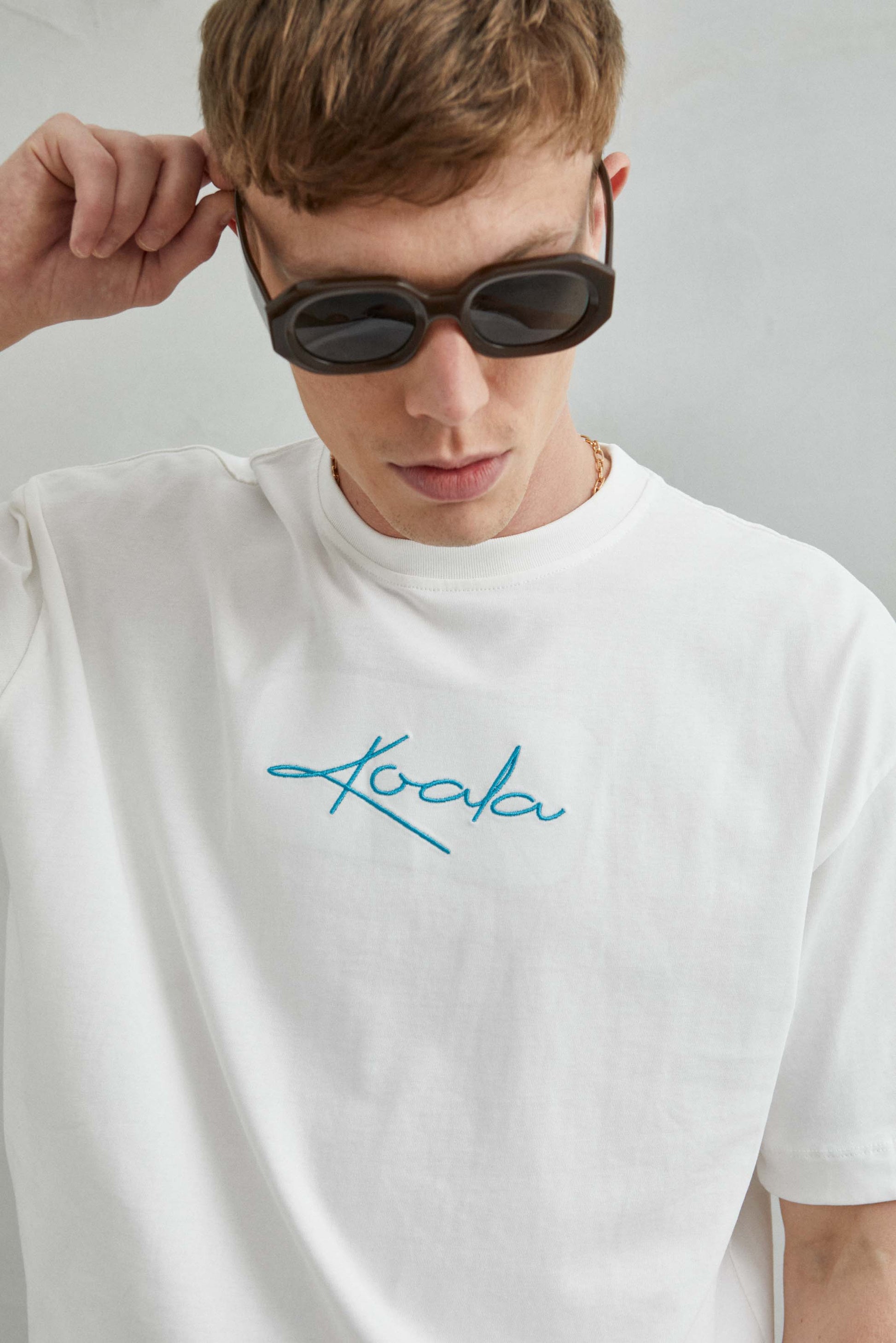 Detalle del diseño koala en camiseta blanca oversize unisex