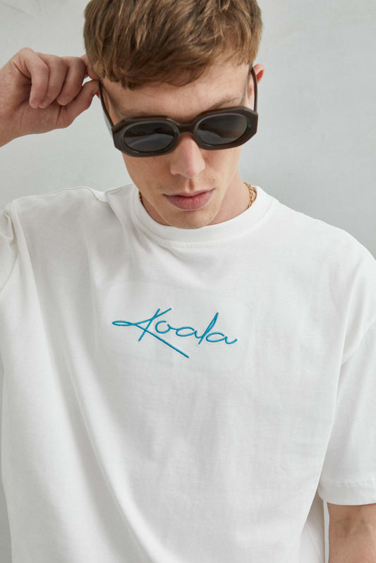 Detalle del diseño koala en camiseta blanca oversize unisex