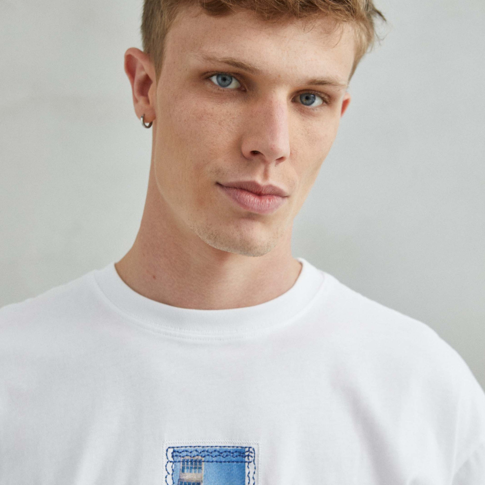 Camiseta blanca oversize unisex con diseño de la arquitectura de Barcelona, estilo catalán