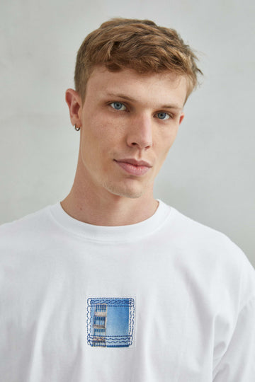 Camiseta blanca oversize unisex con diseño de la arquitectura de Barcelona, estilo catalán