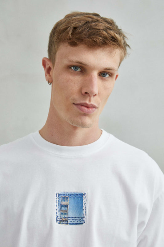 Camiseta blanca oversize unisex con diseño de la arquitectura de Barcelona, estilo catalán