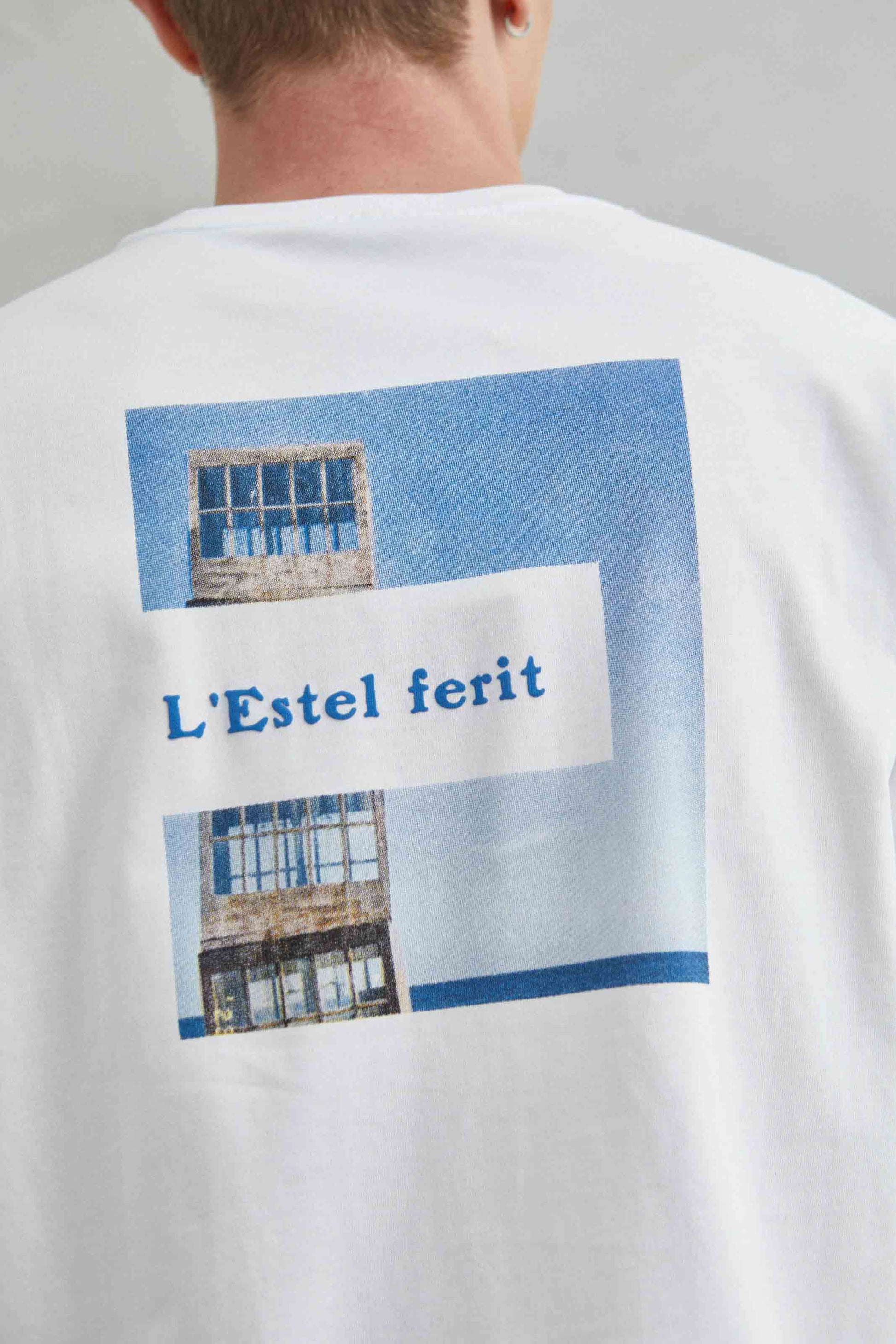 Detalle del diseño de arquitectura de Barcelona en camiseta blanca oversize unisex 100% algodón