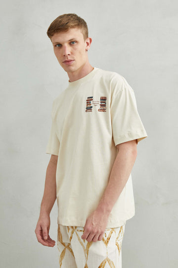 Camiseta beige oversize unisex con diseño TURN THE PAGE, FASHION AGE y libros