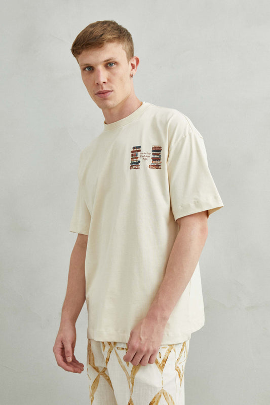 Camiseta beige oversize unisex con diseño TURN THE PAGE, FASHION AGE y libros