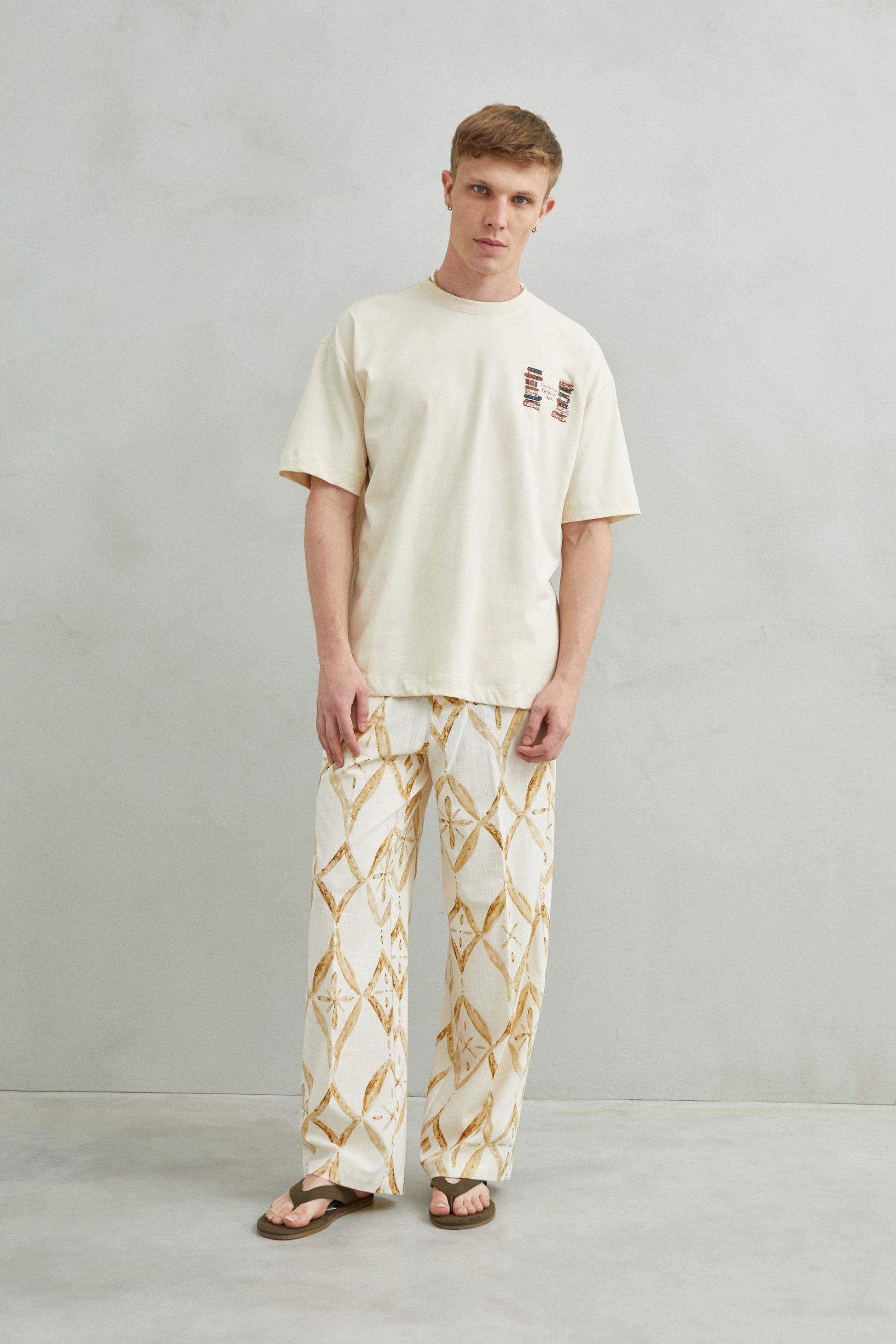 Camiseta beige oversize unisex estilo literario, con diseño TURN THE PAGE, FASHION AGE