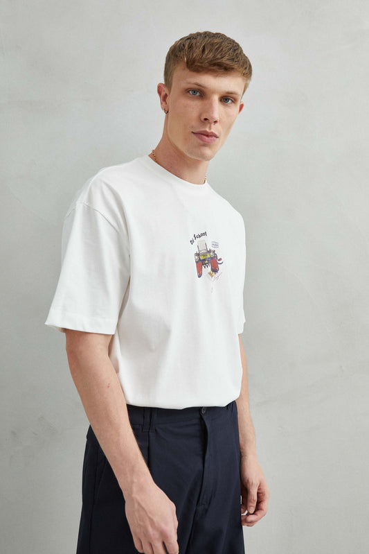 Camiseta blanca oversize unisex con diseño retro Old School y consola de videojuegos, vista frontal.