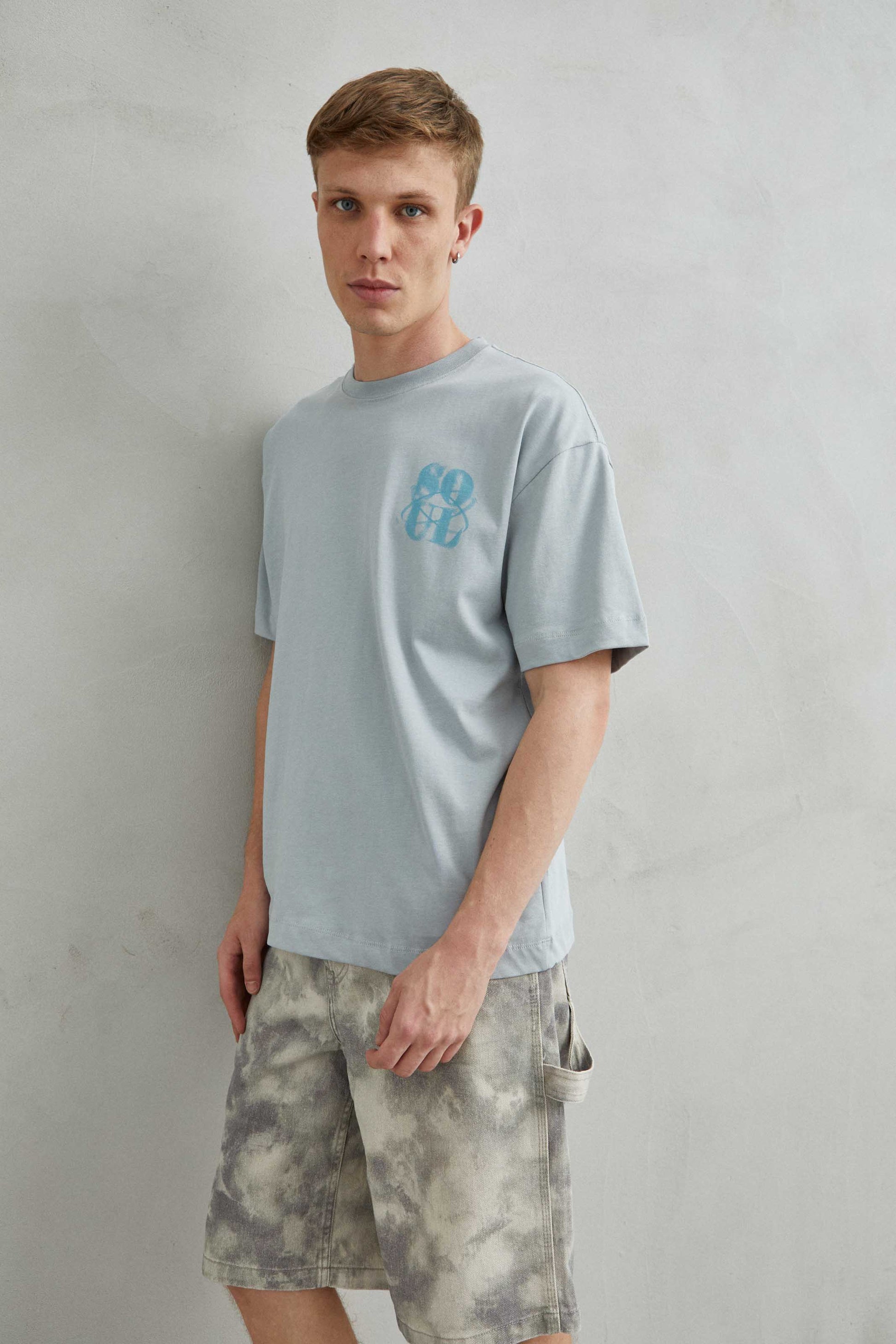 Camiseta gris oversize unisex con diseño "SOUL" en efecto de arena en el frente y la espalda