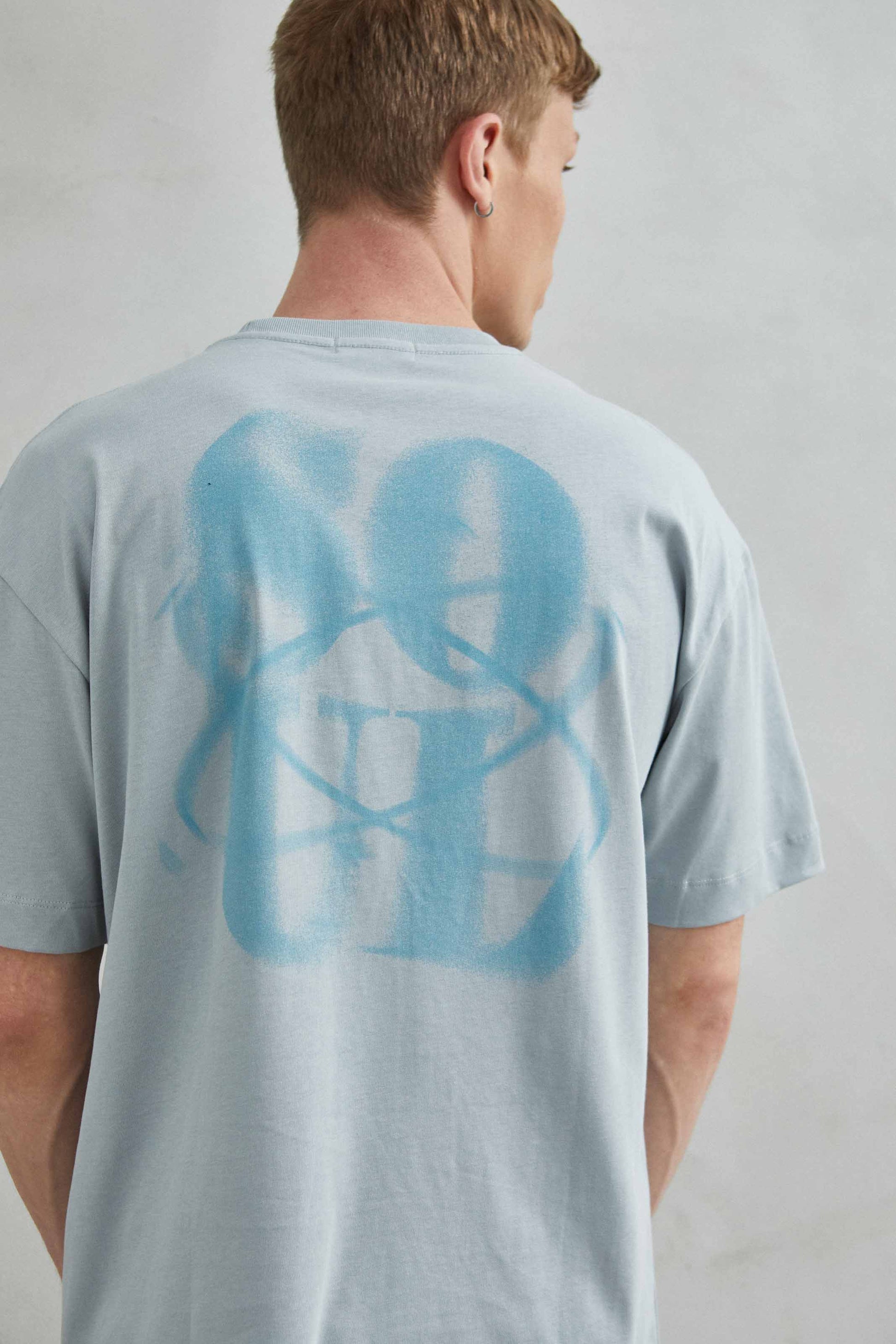 Camiseta 100% algodón con diseño "SOUL" en estilo artístico y efecto de arena