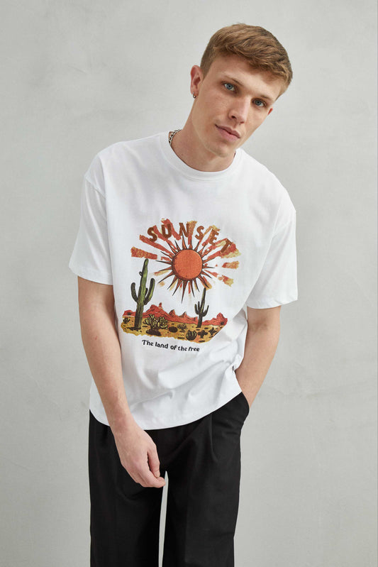 Camiseta blanca oversize unisex con bordado "SUNSET", sol y cactus en el desierto