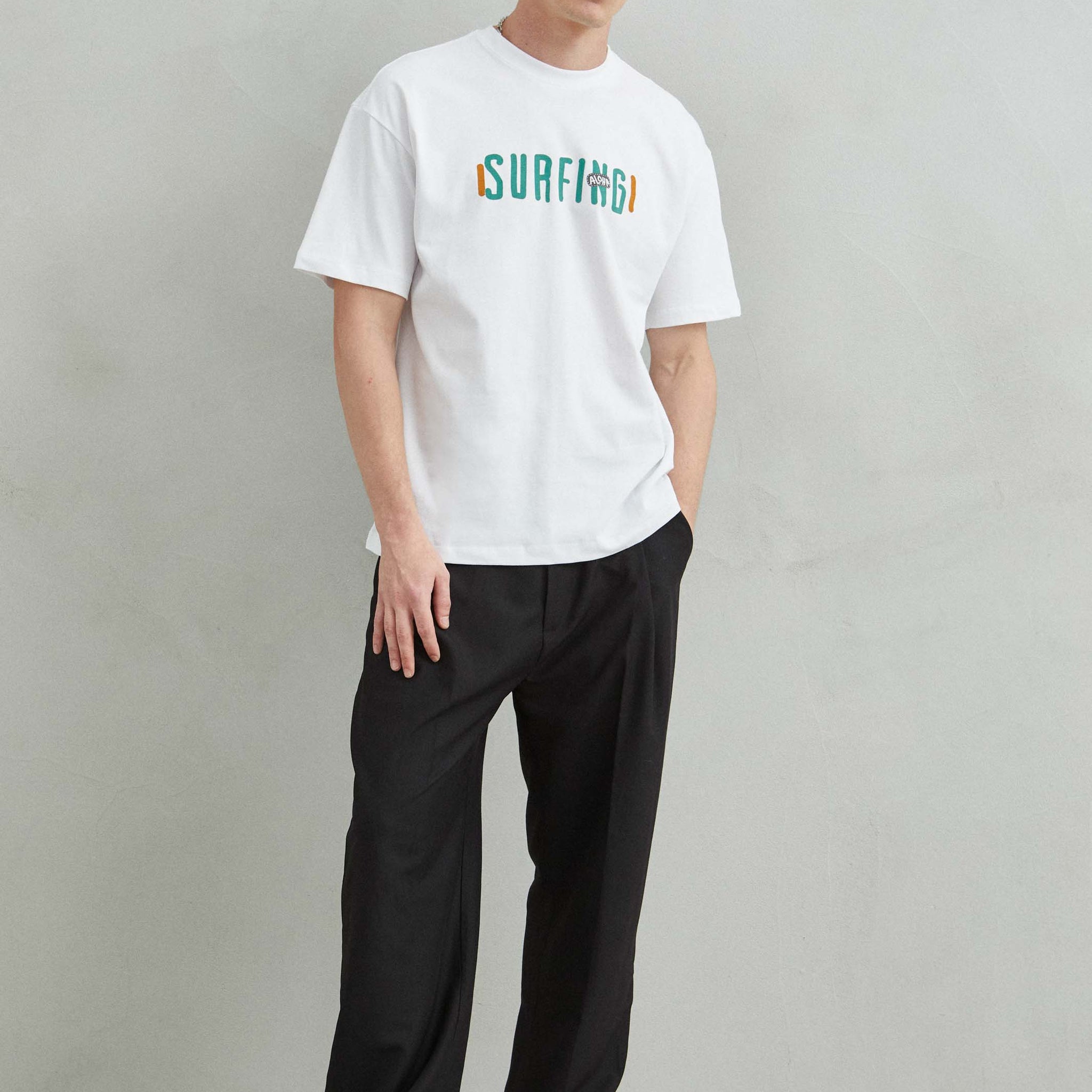 Camiseta blanca oversize unisex con diseño "SURFING", mar con algas y flores bordadas rojas en la espalda