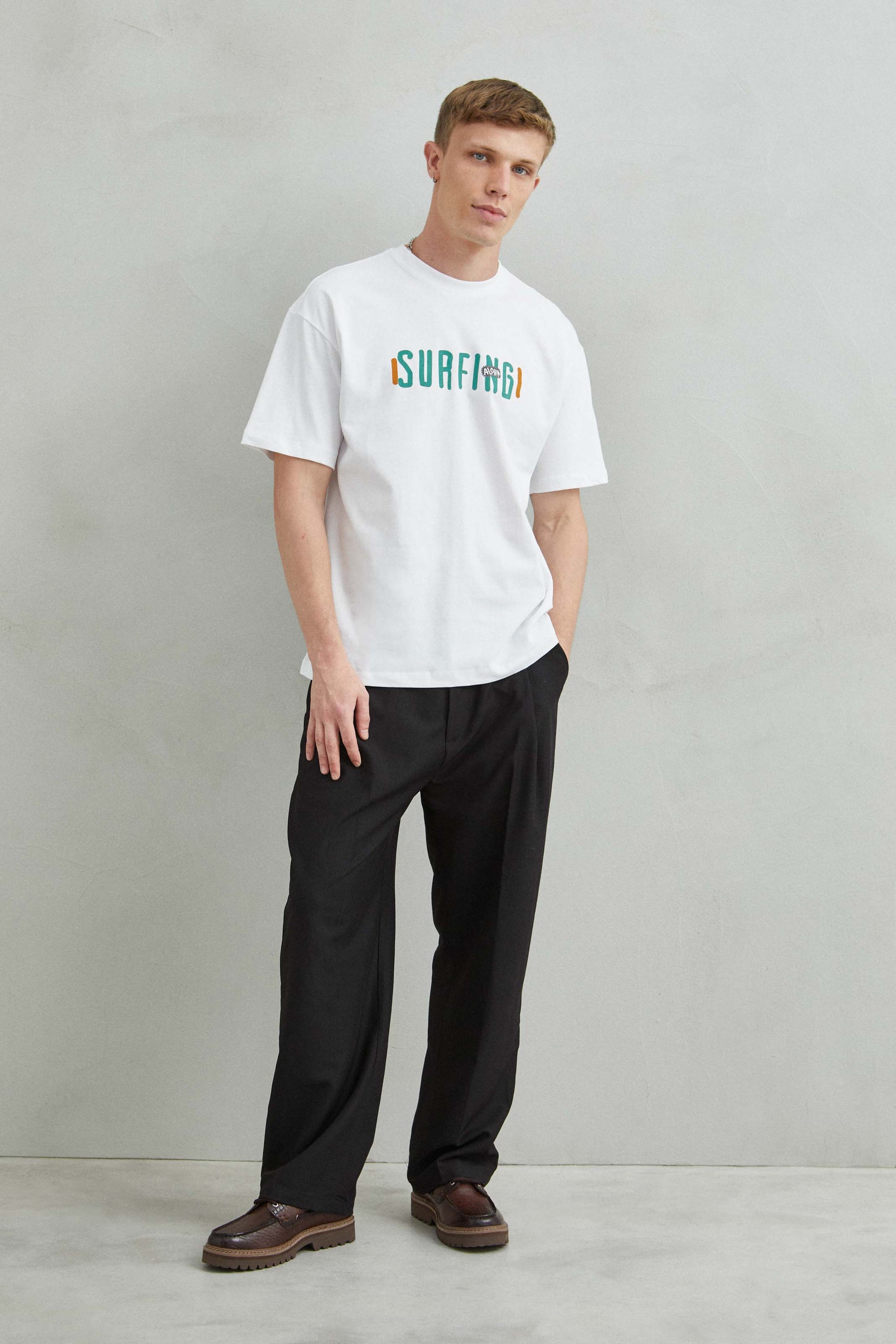Camiseta blanca oversize unisex con diseño "SURFING", mar con algas y flores bordadas rojas en la espalda