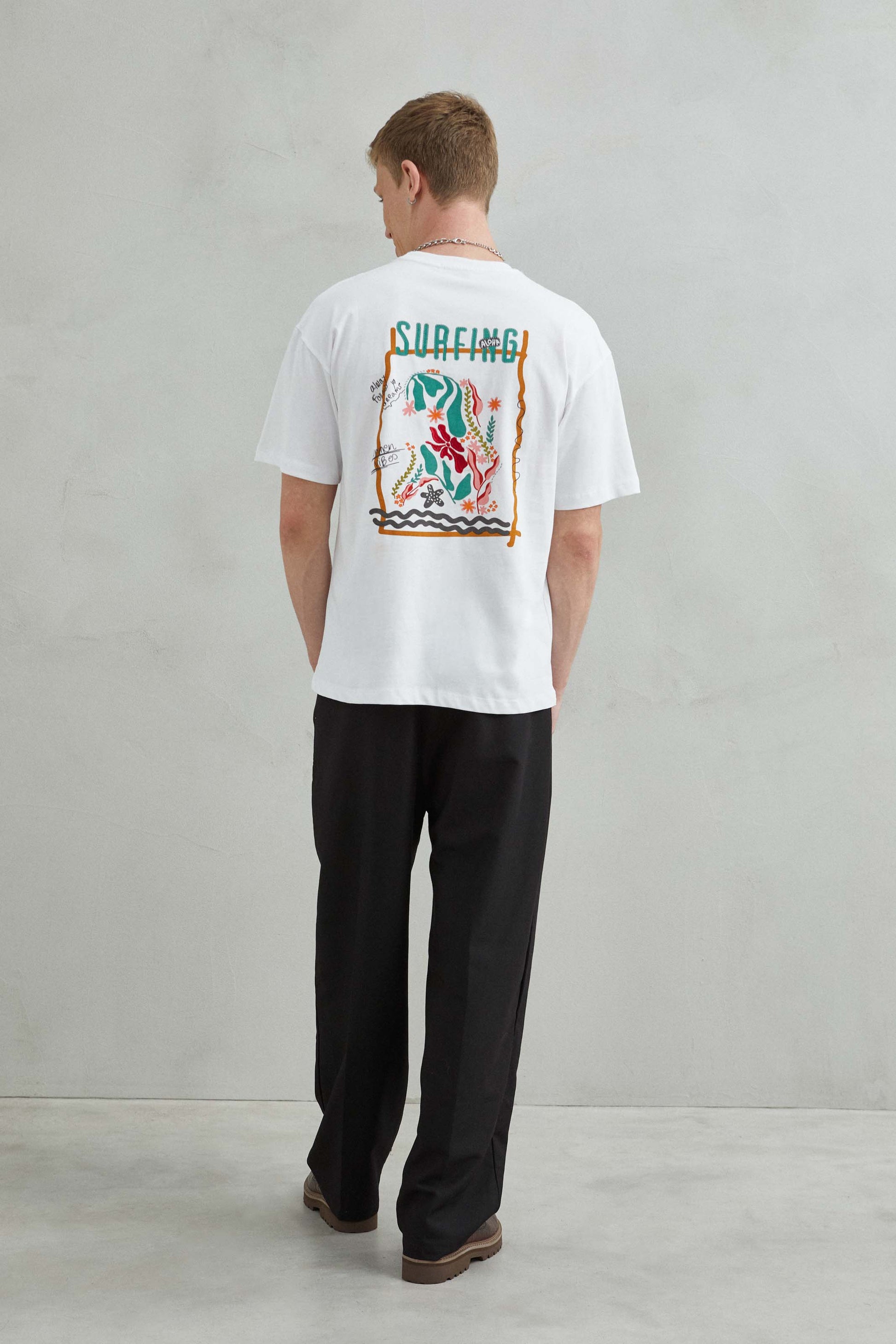 Camiseta 100% algodón con diseño "SURFING", mar con algas y flores bordadas en el hombro