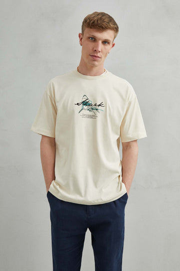 Camiseta beige oversize unisex con diseño "SHARK", tiburón bordado en el frente y gráfico en la espalda