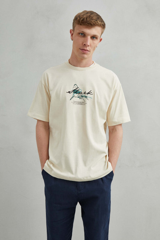 Camiseta beige oversize unisex con diseño "SHARK", tiburón bordado en el frente y gráfico en la espalda