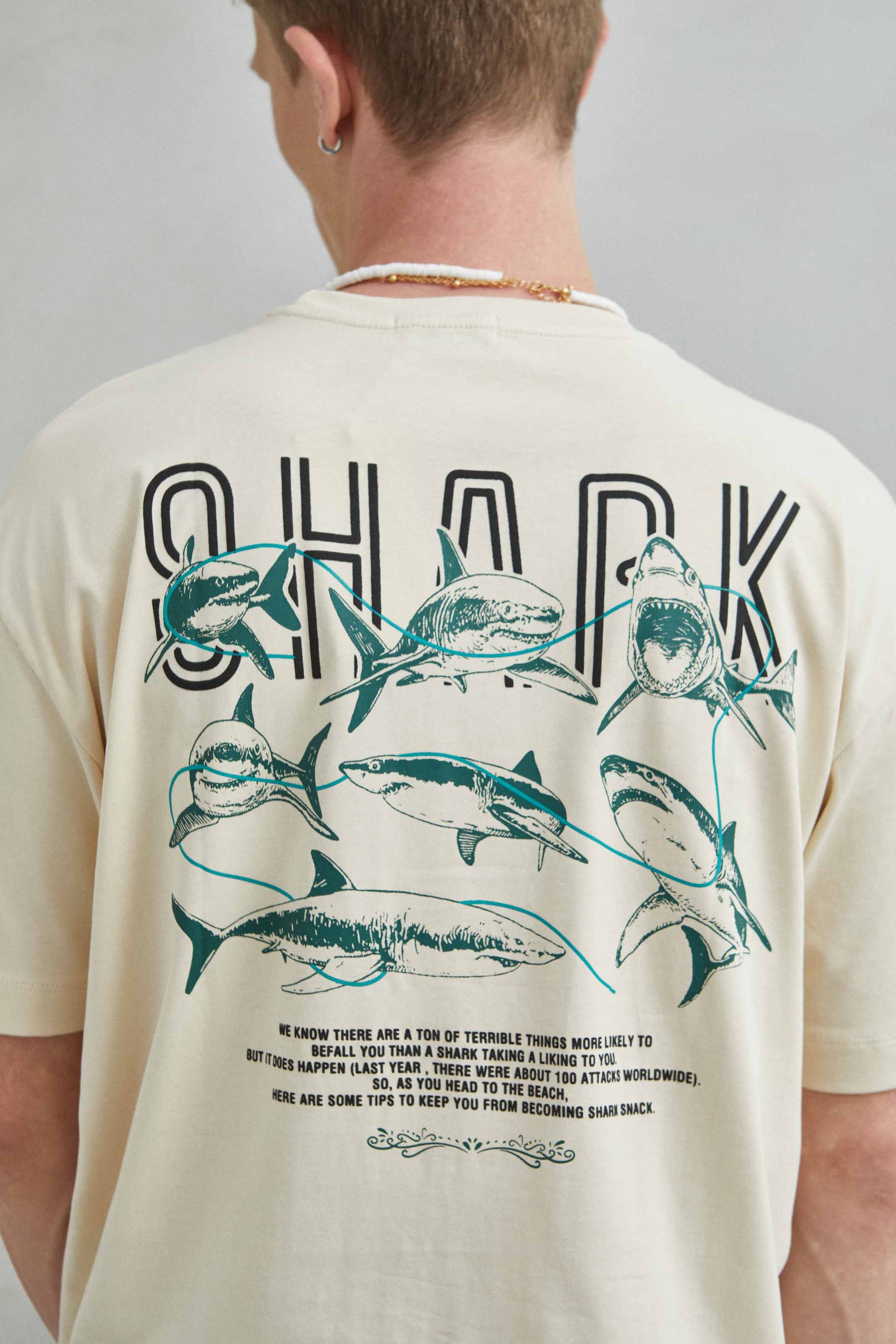 Camiseta 100% algodón con diseño de tiburón bordado y "SHARK" gráfico en la espalda