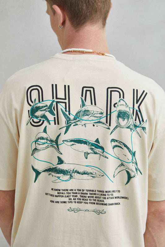 Camiseta 100% algodón con diseño de tiburón bordado y "SHARK" gráfico en la espalda