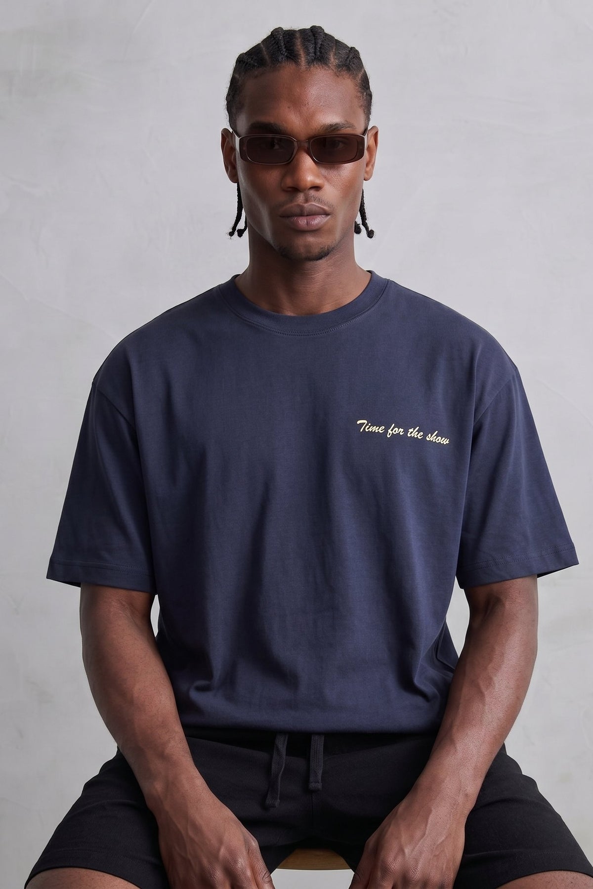 Camiseta oversize azul marino Time for the Show con pequeño texto claro en el pecho, vista frontal.