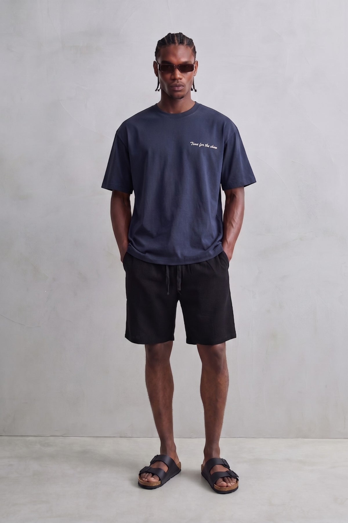 Camiseta oversize azul marino Time for the Show, vista de cuerpo entero.