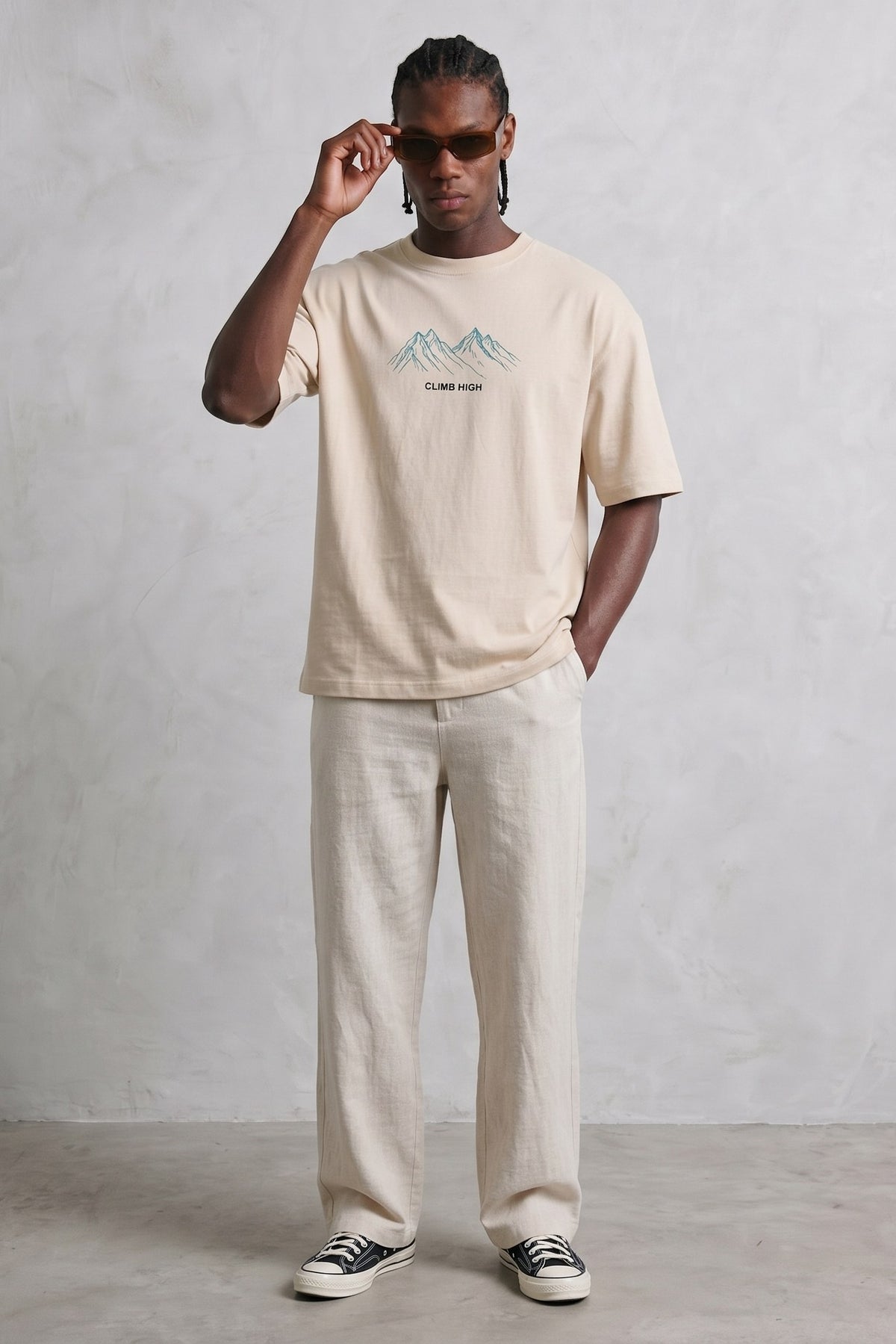 Camiseta oversize beige Climb High, vista de cuerpo entero.