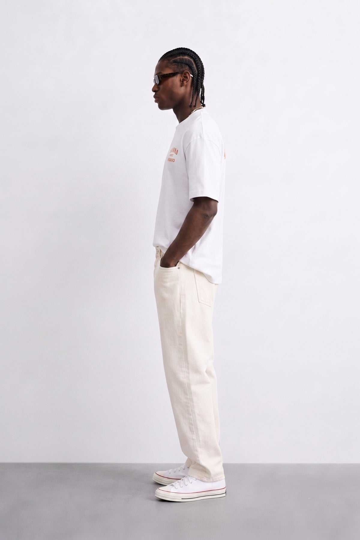 Vista lateral de camiseta oversize blanca Banana Point de manga corta.