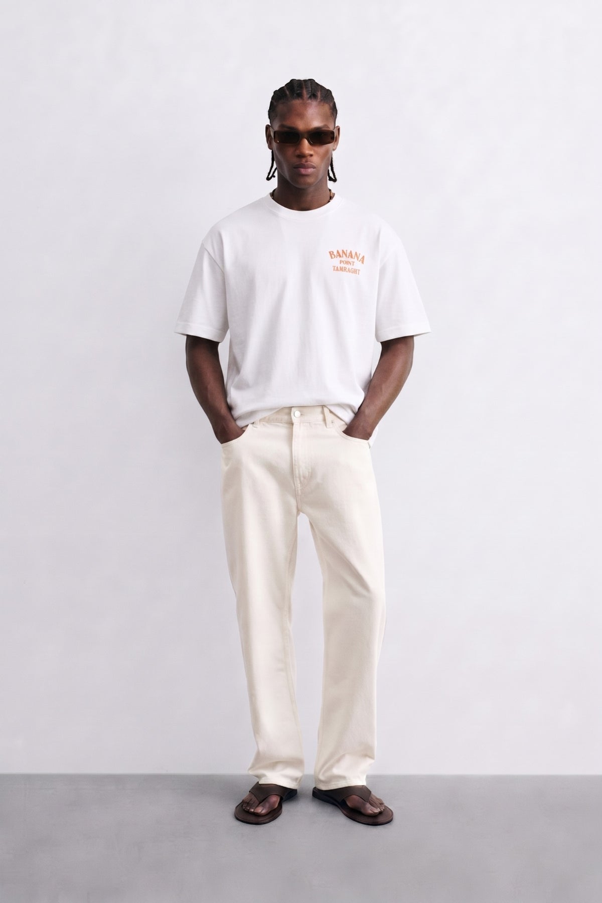 Camiseta oversize blanca Banana Point Tamraght, vista de cuerpo entero.