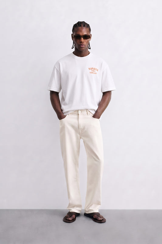 Camiseta oversize blanca Banana Point Tamraght, vista de cuerpo entero.