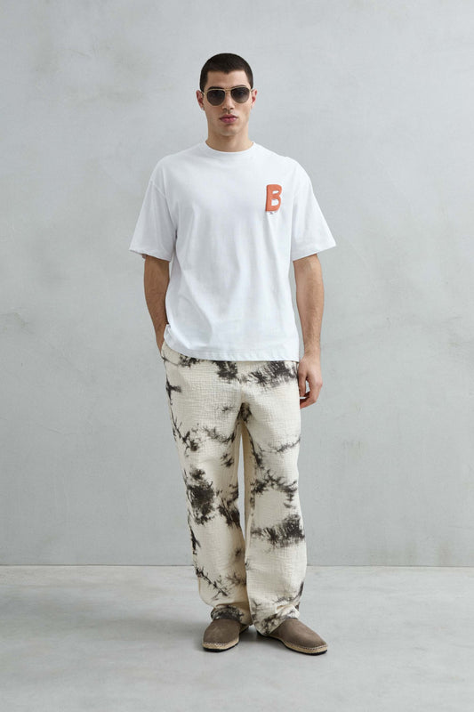 Camiseta oversize blanca BRUNO Surfer Club, vista frontal de cuerpo entero.