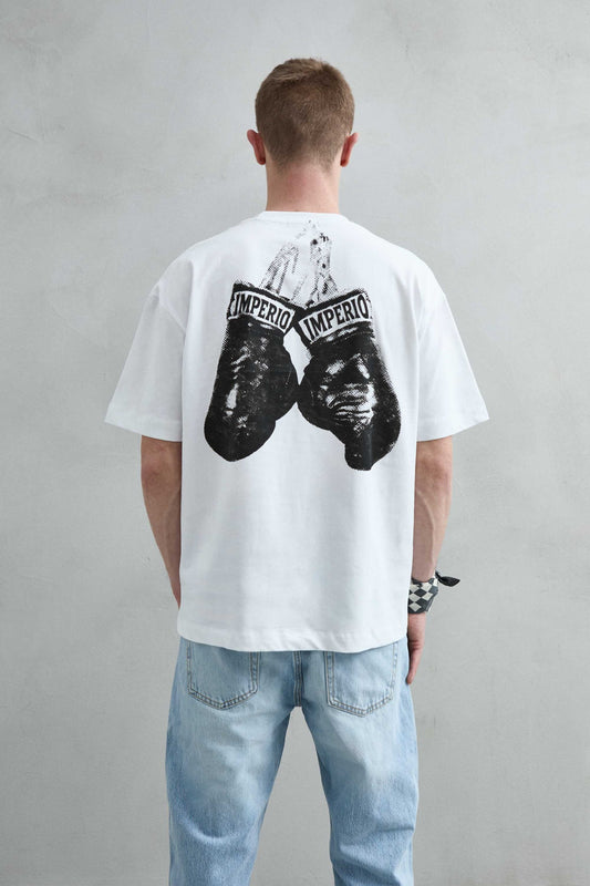 Vista trasera de la camiseta oversize blanca Champion Mind, con gran estampado negro de guantes de boxeo con la palabra Imperio.