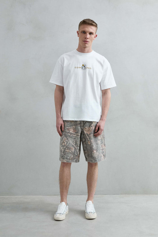 Camiseta oversize blanca Coming Hello Sea, vista frontal de cuerpo entero.