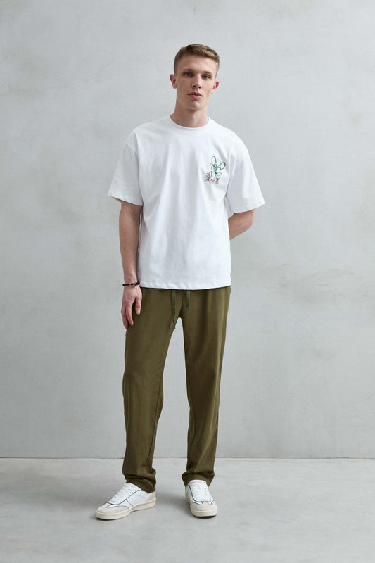 Camiseta oversize blanca con estampado de cactus, vista frontal de cuerpo entero.