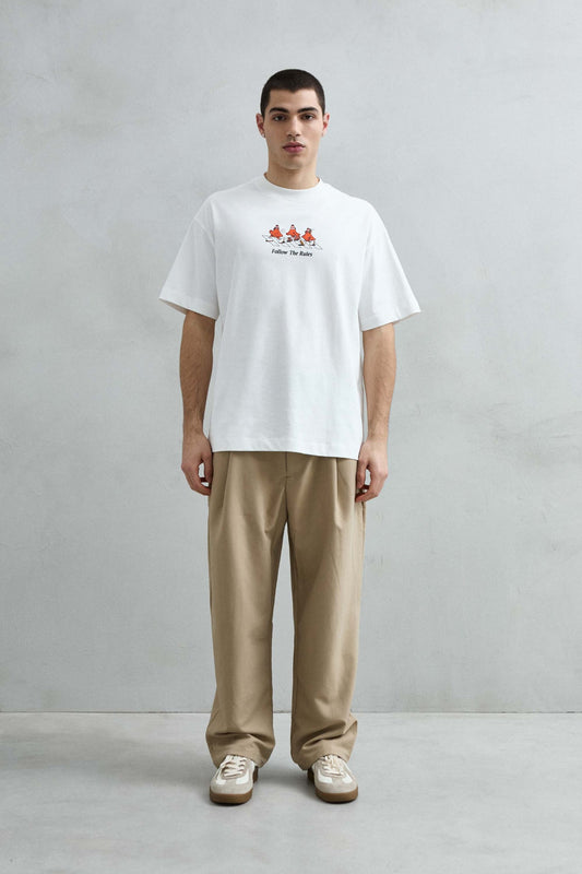 Vista frontal de cuerpo entero de la camiseta oversize blanca Follow The Rules para hombre, con manga corta amplia y hombros caídos.